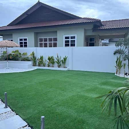 Home In Terengganu With Private Pool 쿠알라트렝가누 외부 사진