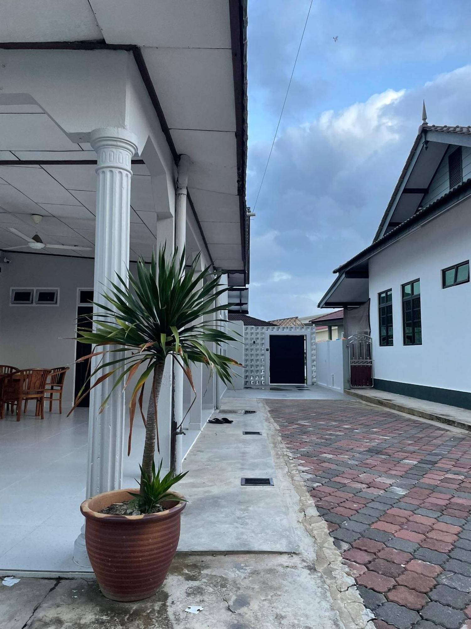 Home In Terengganu With Private Pool 쿠알라트렝가누 외부 사진